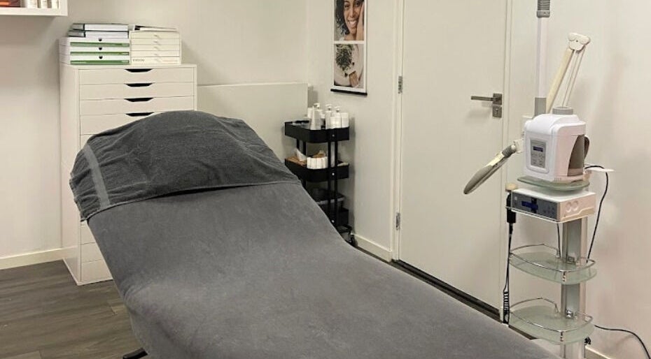 Behandelruimte in Schoonheidssalon Corpus, Terneuzen, Zeeland, NL met moderne apparatuur en comfortabele behandelstoel.