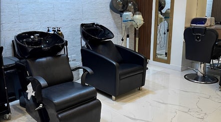 مقاعد صالون سوداء فاخرة في صالون نور، الرياض، منطقة الرياض، السعودية.