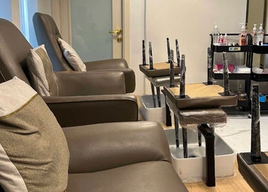 منطقة استرخاء بصالون نور في الرياض، الرياض. مقاعد مريحة وخدمات تجميلية عصرية.
