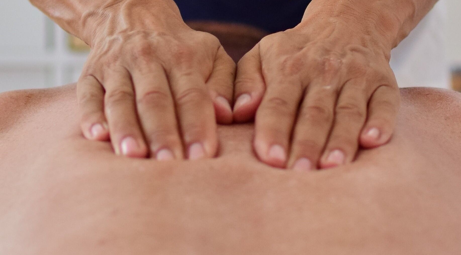 Massage therapy session at Energise with Carin in Nerja, Andalucía, ES focuses on relaxation and rejuvenation.