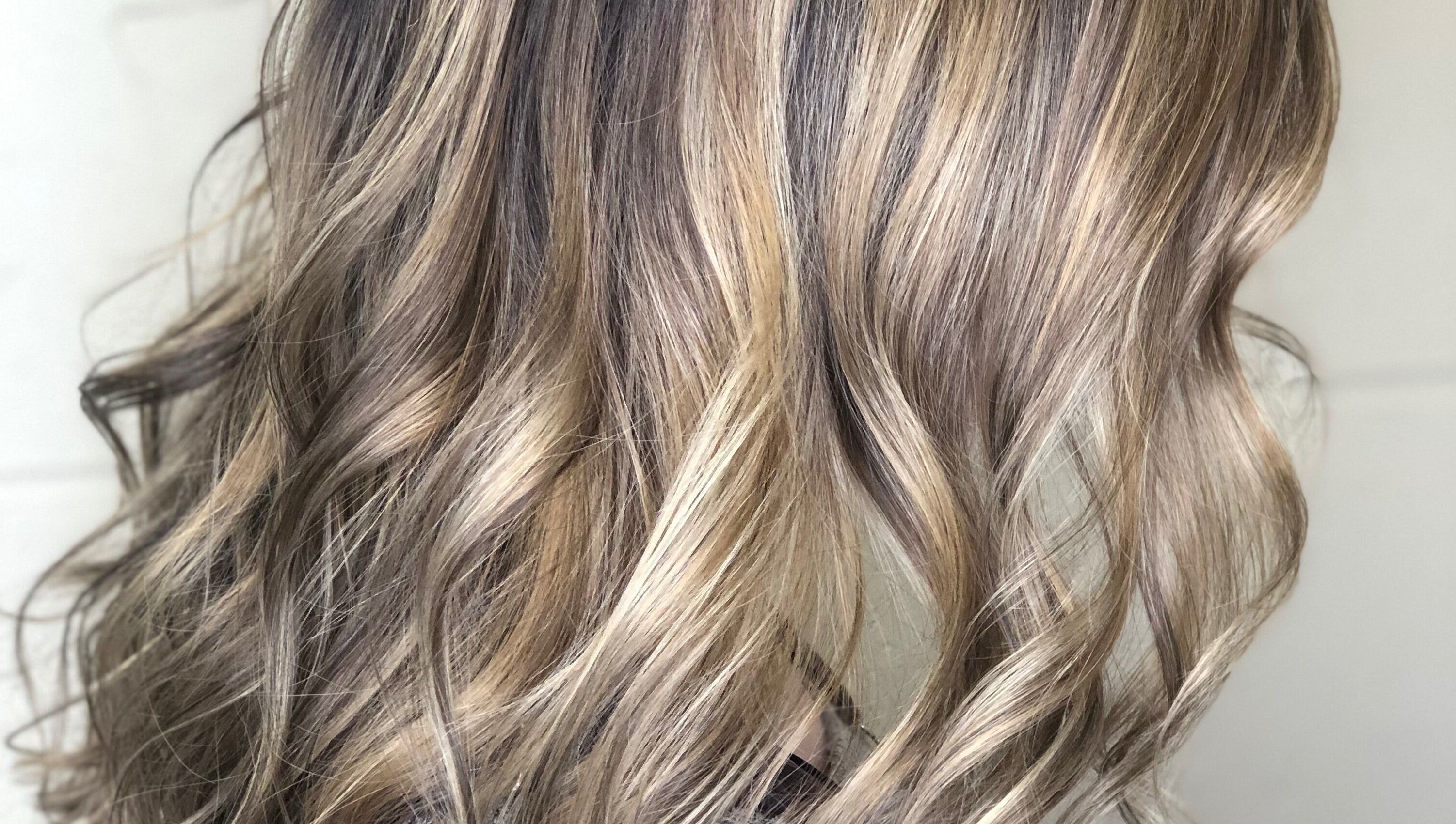 Stylish wavy hair highlights at Alluring Locks in Mount Carmel, Illinois, US.