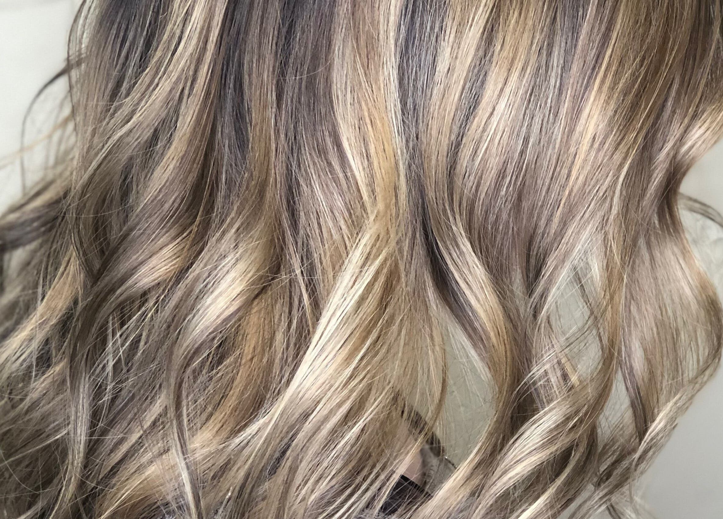 Stylish wavy hair highlights at Alluring Locks in Mount Carmel, Illinois, US.