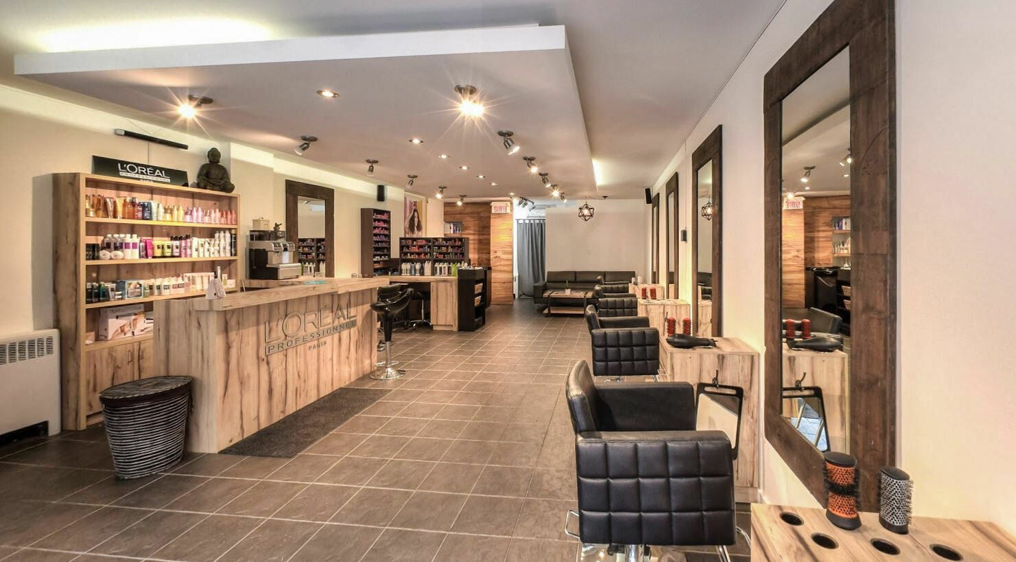 Salon moderne de Nous avons Carte Blanche, Montréal, Québec, CA avec produits et chaises élégantes.