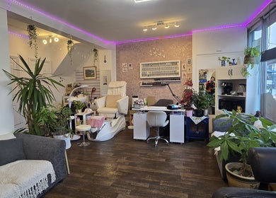Cozy beauty salon at Gareth at MITI BEAUTY, Bristol, England, GB, featuring plush chairs and vibrant plants.