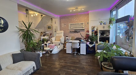 Cozy beauty salon at Gareth at MITI BEAUTY, Bristol, England, GB, featuring plush chairs and vibrant plants.