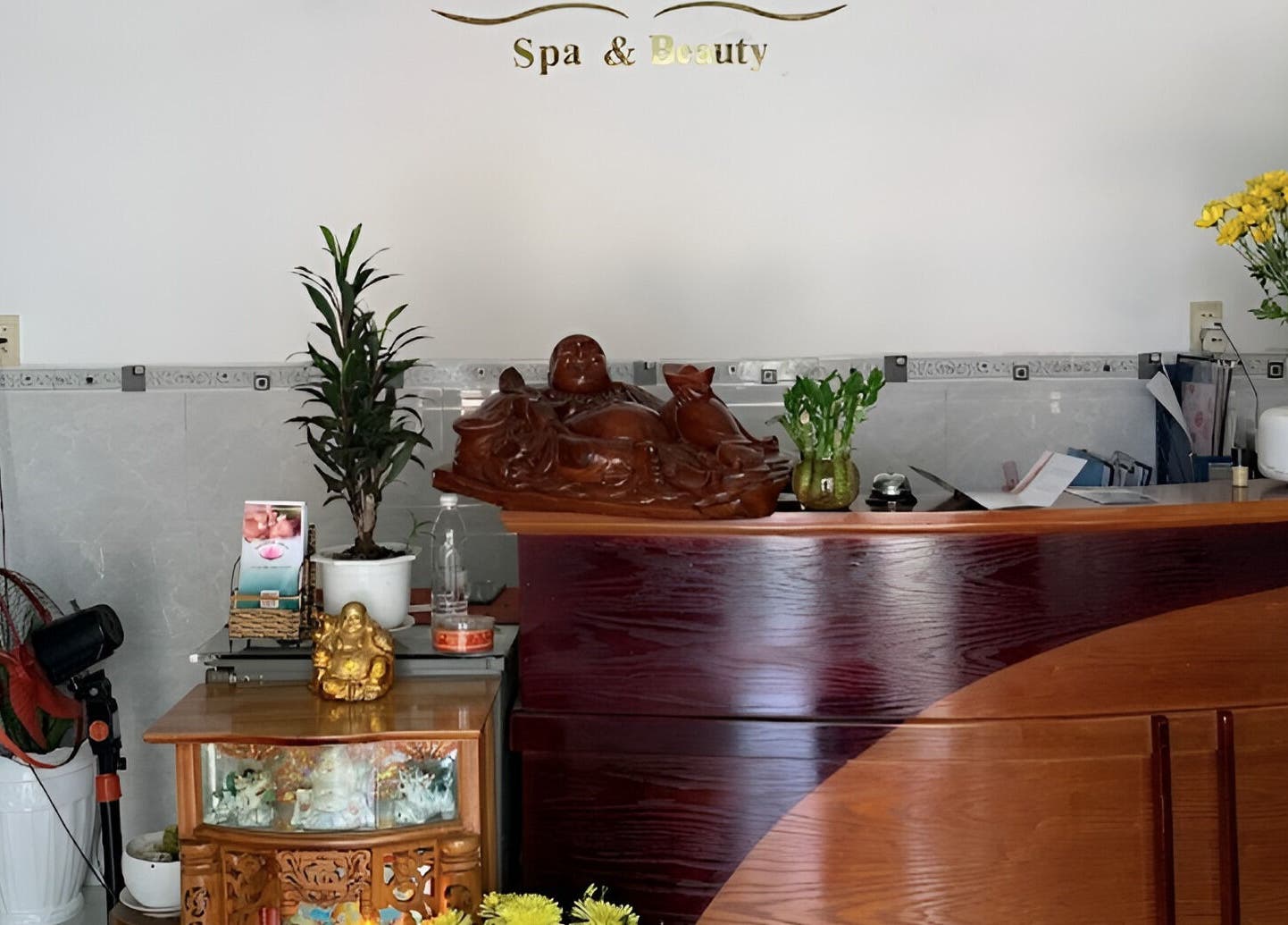 Elegant reception at Lotus Spa 1 in Thành phố Phú Quốc, Kiên Giang, VN with decor and plants.