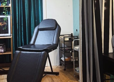 Relaxing treatment room at Peak Physique and Bodywork Kirkcaldy, Kirkcaldy, Scotland, GB with elegant decor.