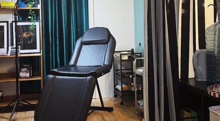 Relaxing treatment room at Peak Physique and Bodywork Kirkcaldy, Kirkcaldy, Scotland, GB with elegant decor.