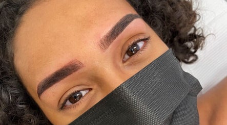 Flawlessly groomed eyebrows at Solara Beauty in Toronto, Ontario, CA, showing expert beauty skills.