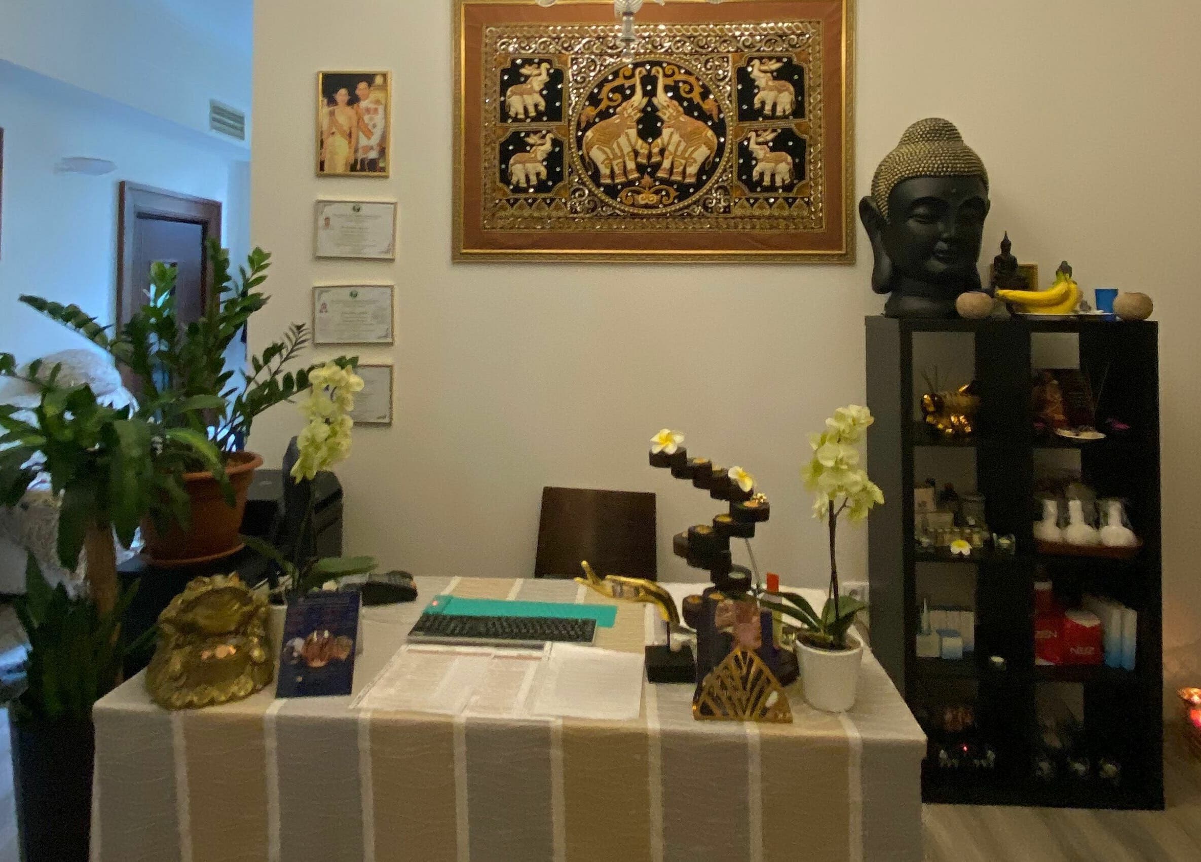 Gold Hand Thai Massage | Prague 6 reception area with serene decor in Praha 6, CZ.