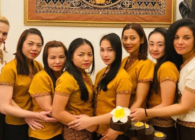 Jungmannova 742/22, Praha 1: Professional team in traditional attire at beauty venue, Hlavní město Praha, CZ.