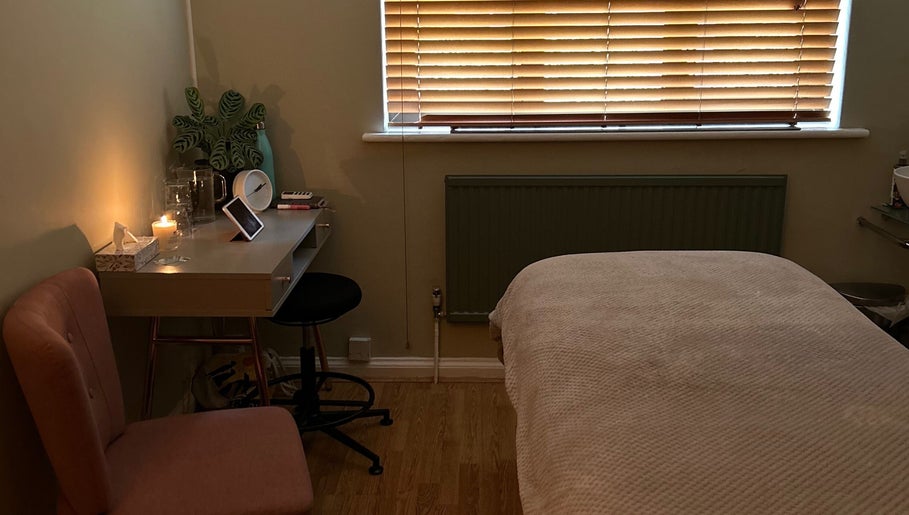 Cozy treatment room at Alex Hammond Knowles in Berkhamsted, England, GB featuring a relaxing ambiance and decor.