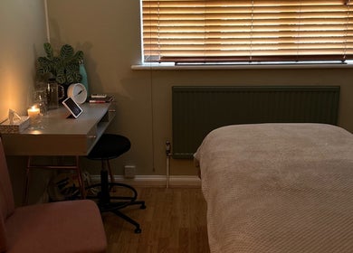 Cozy treatment room at Alex Hammond Knowles in Berkhamsted, England, GB featuring a relaxing ambiance and decor.