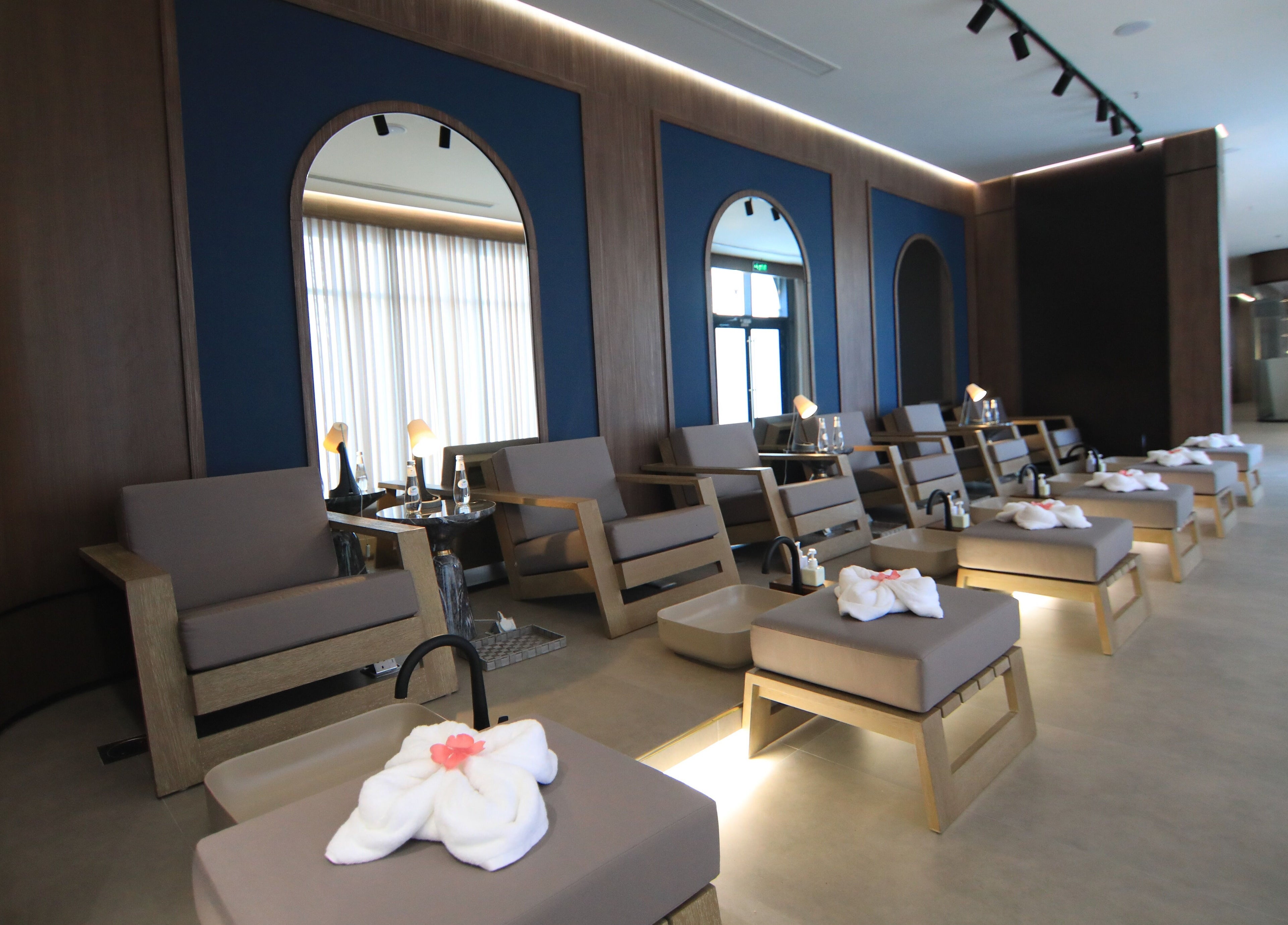 منطقة جلوس مريحة في سولي دير سبا، الخبر، محافظة الشرقية، SA، مع مقاعد فاخرة وإضاءة دافئة.