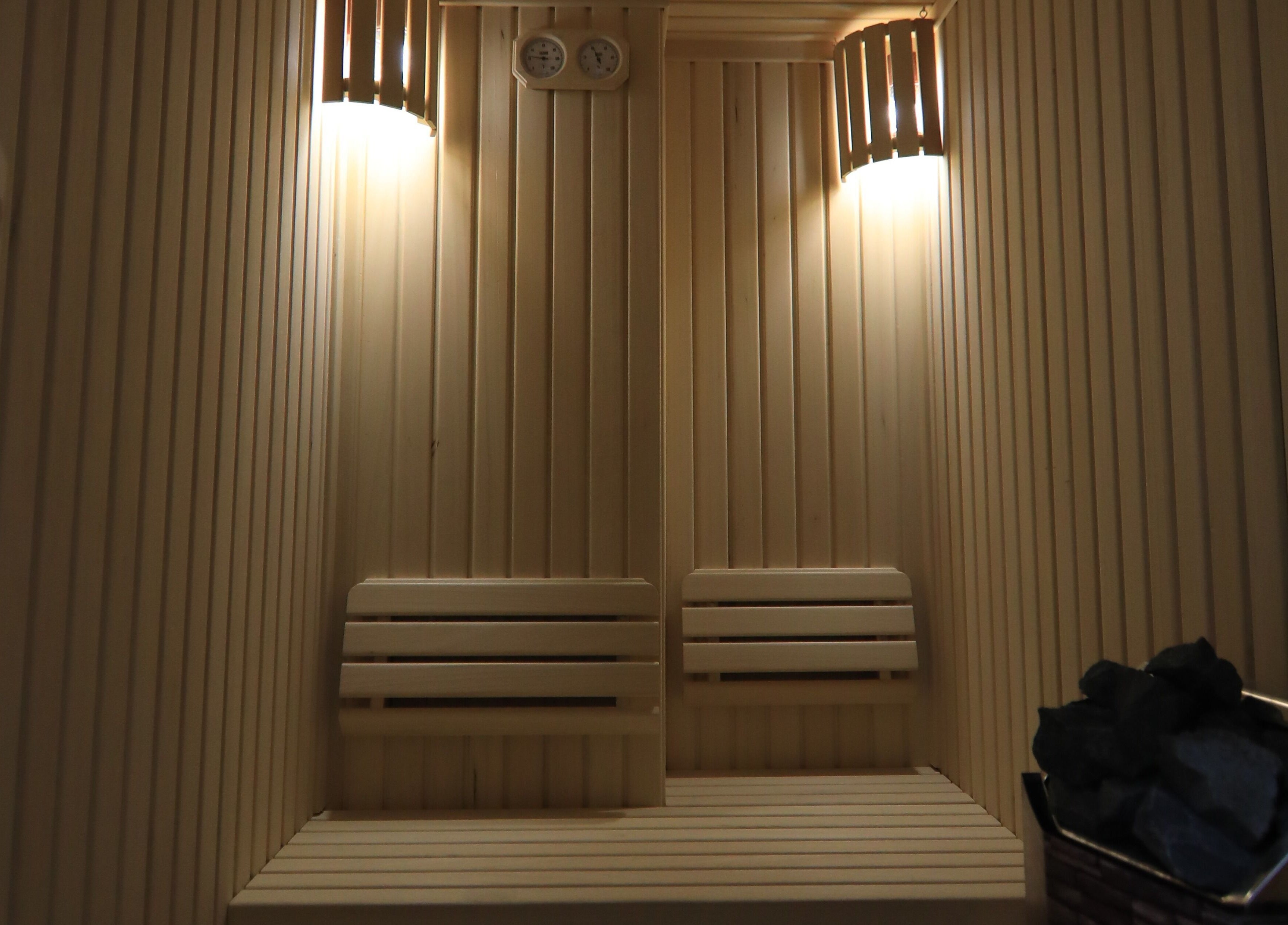 غرفة الساونا في سبا سيدار في الخبر، المنطقة الشرقية، السعودية. تصميم خشبي مريح ودافئ.