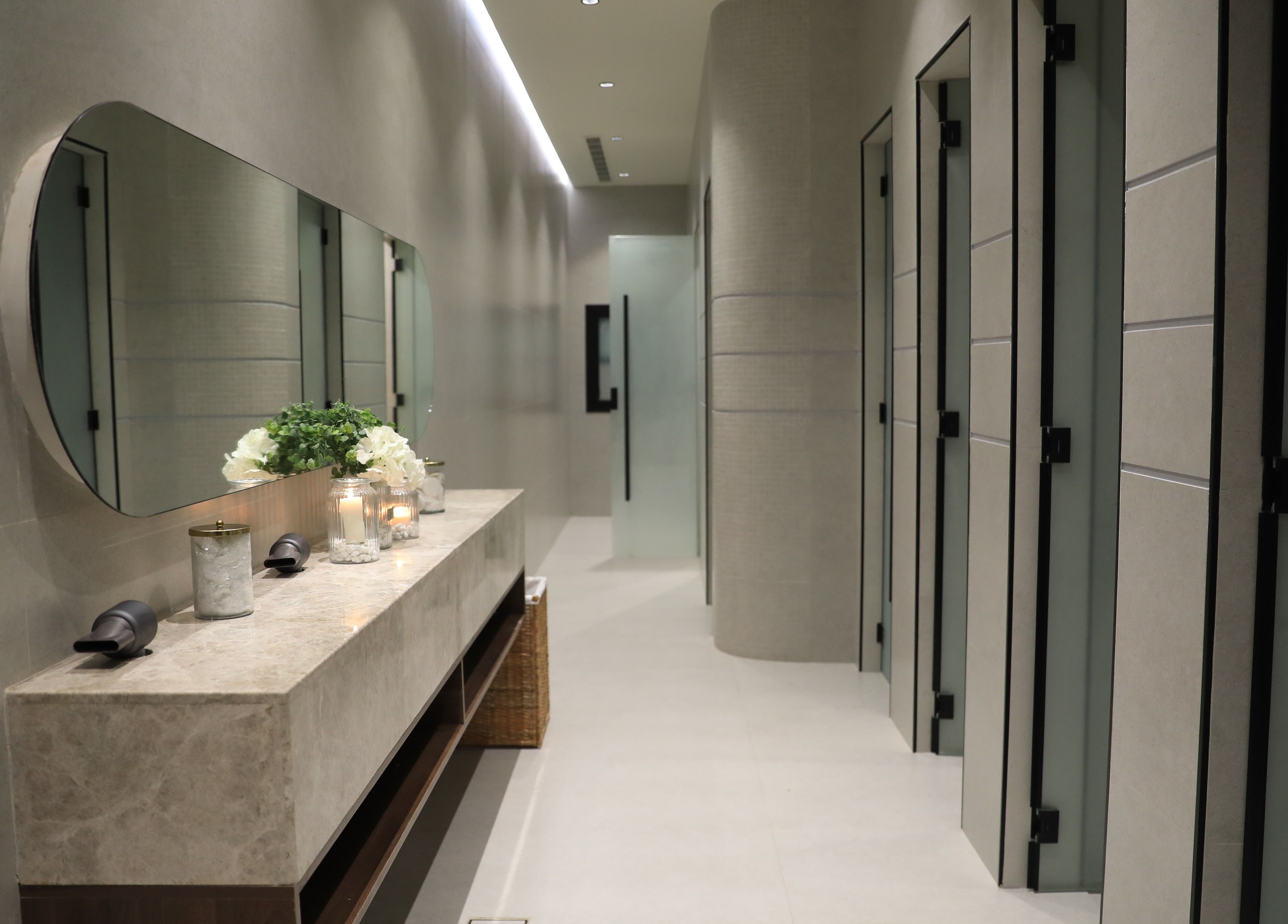 ممر أنيق في منتجع Solidere Spa، الخبر، المنطقة الشرقية، السعودية، بتصميم داخلي فاخر وإضاءة هادئة.