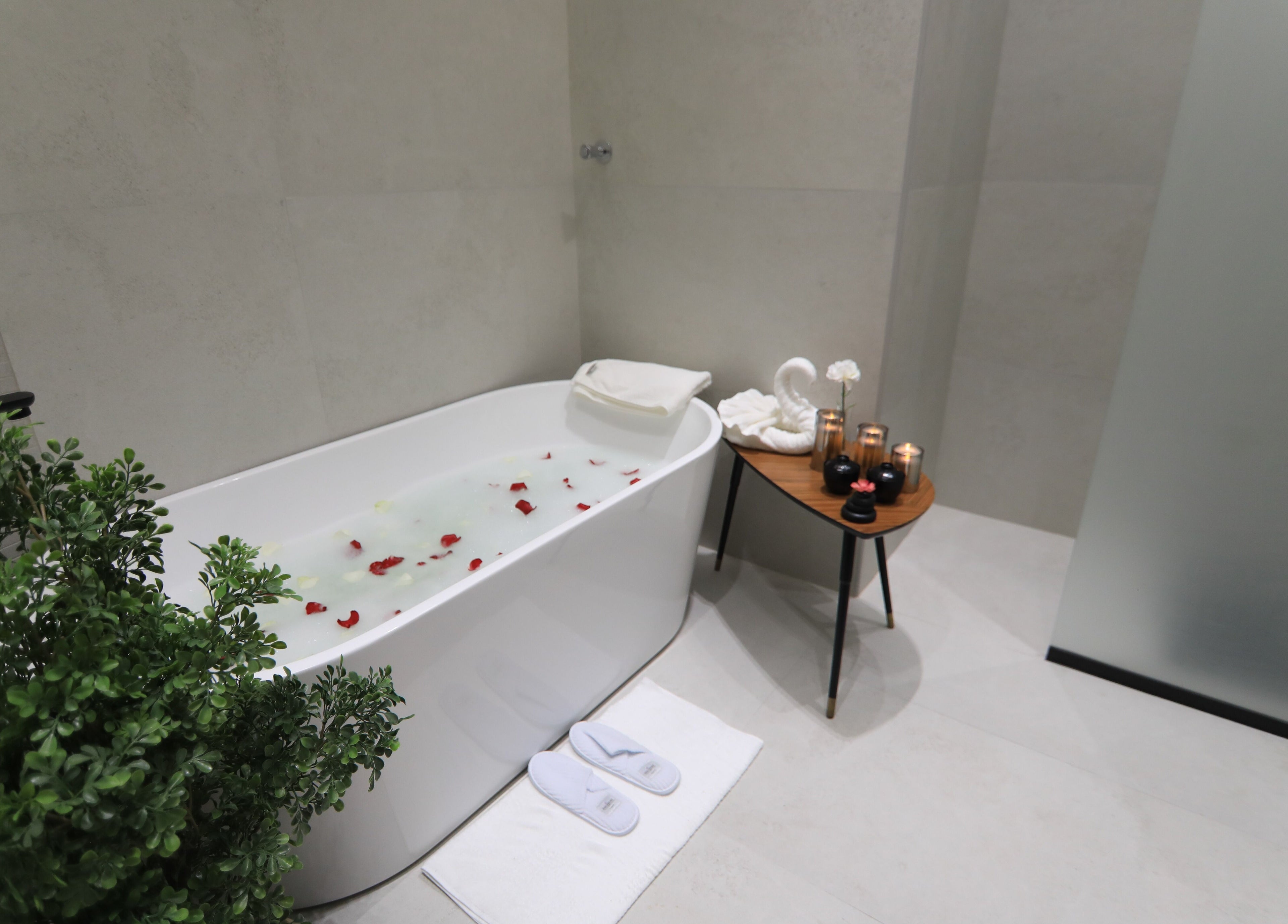 حوض استحمام فاخر مع بتلات الورود في Solidere Spa، الخبر، المنطقة الشرقية، السعودية.