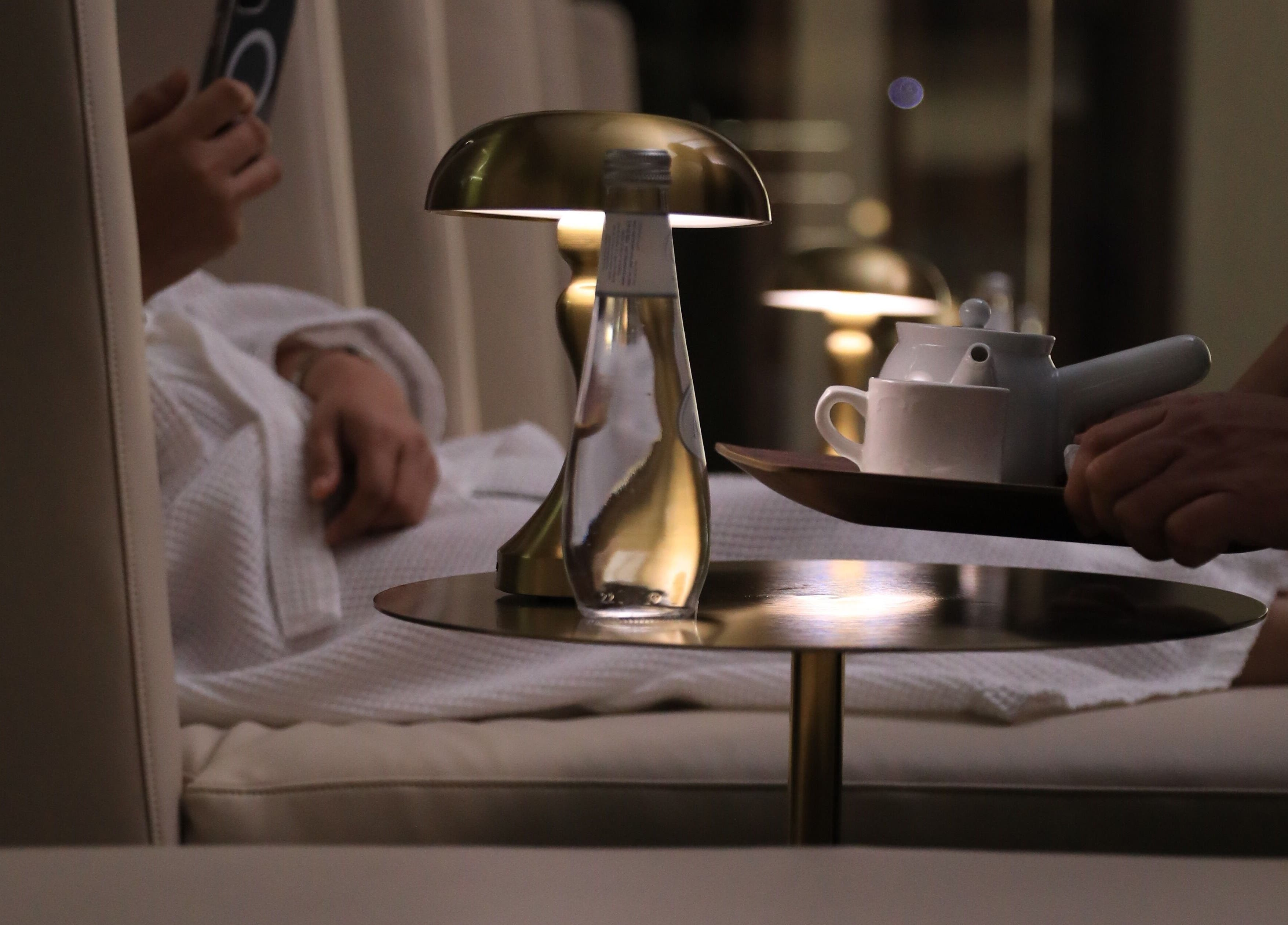 خدمة شاي في ردهة سبا سوليدير، الخبر، الشرقية، SA، تبرز الأناقة والاسترخاء.