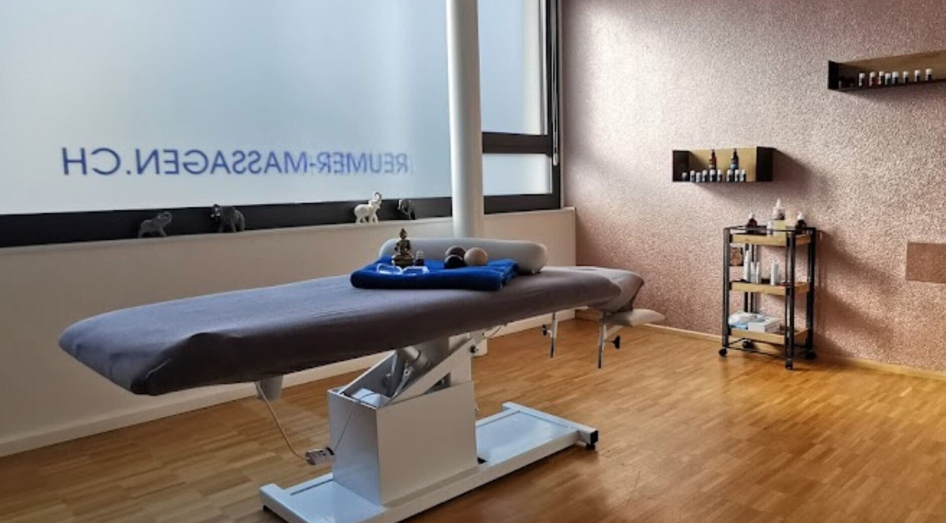 Massageraum bei Ursi Reumer Massagen und Energiearbeit in Tuggen, Schwyz, CH mit entspannender Atmosphäre.