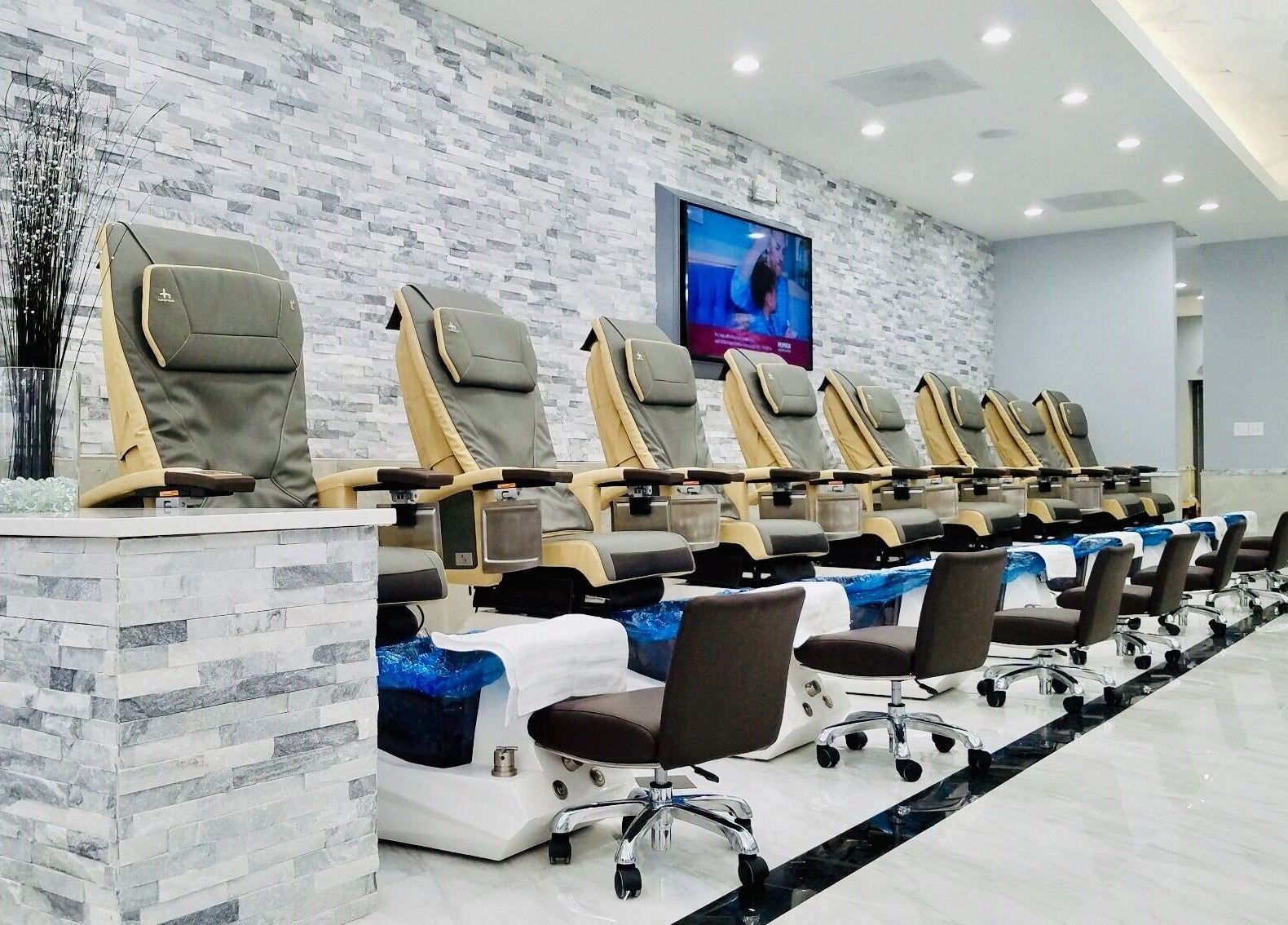 Elegant pedicure stations at Wynn Nail Spa, Maineville, Ohio, US, offering a luxurious nail care experience.