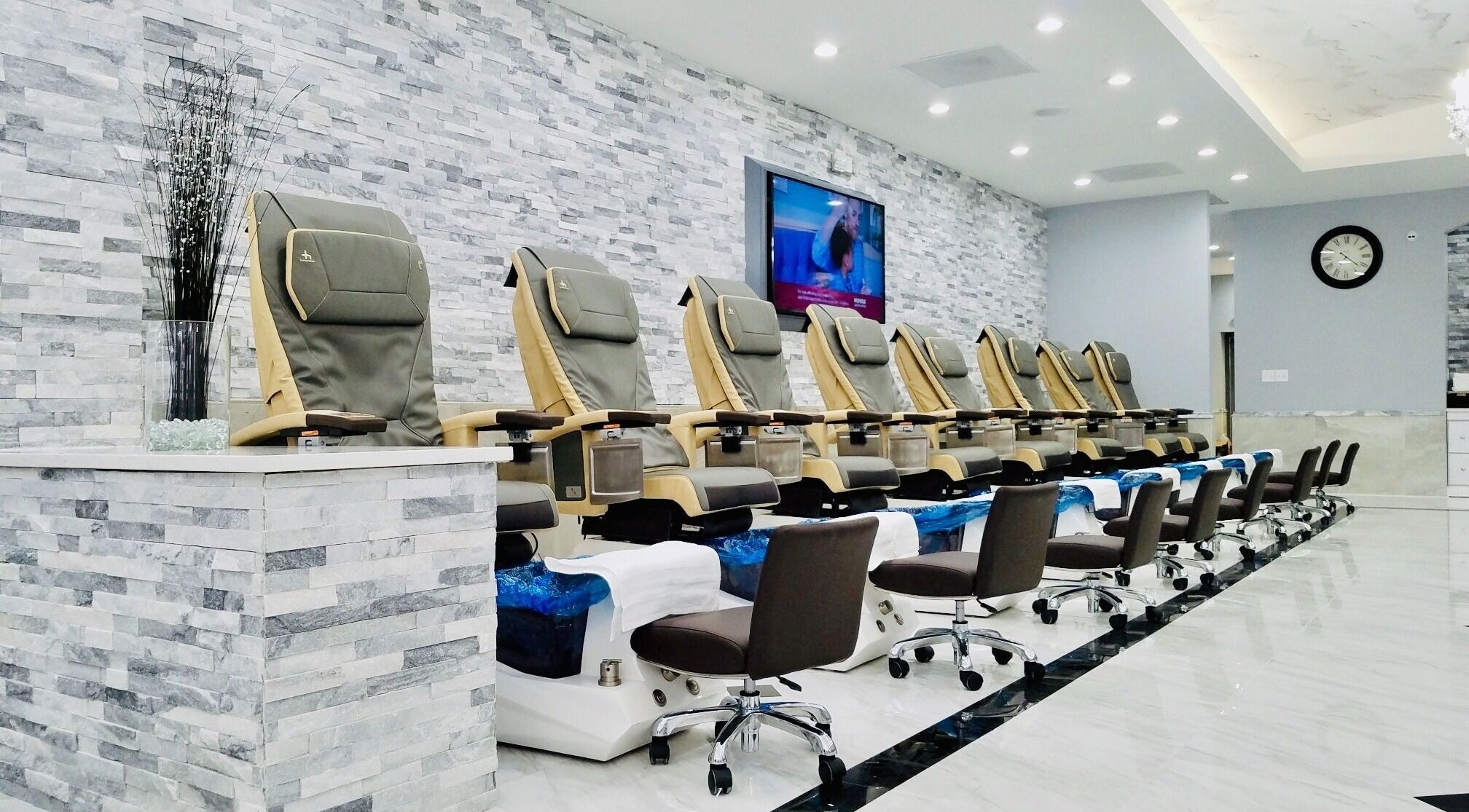 Elegant pedicure stations at Wynn Nail Spa, Maineville, Ohio, US, offering a luxurious nail care experience.