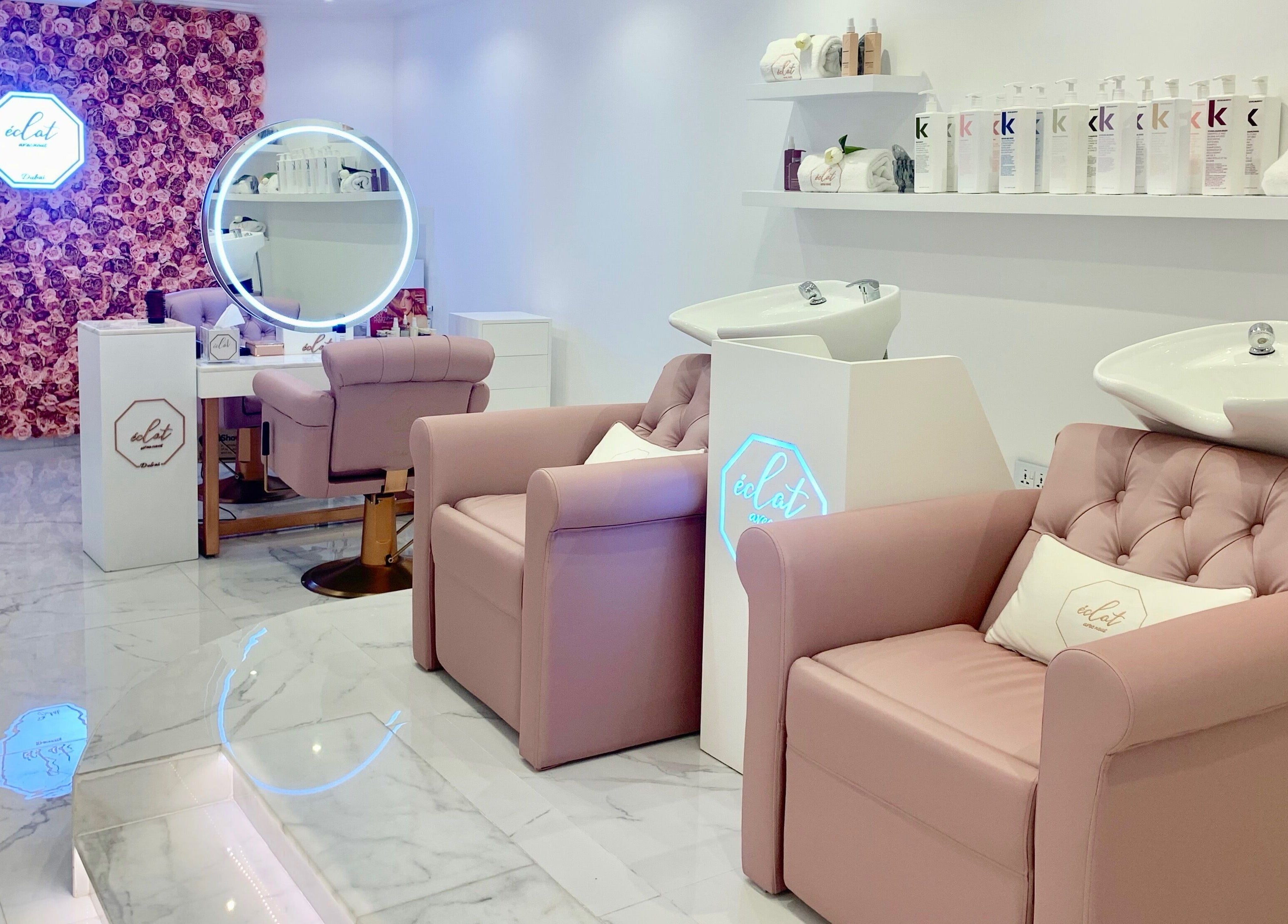 Elegant salon seating at Eclat Avec Nous Dubai, دبي, دبي, AE featuring plush pink chairs and stylish decor.