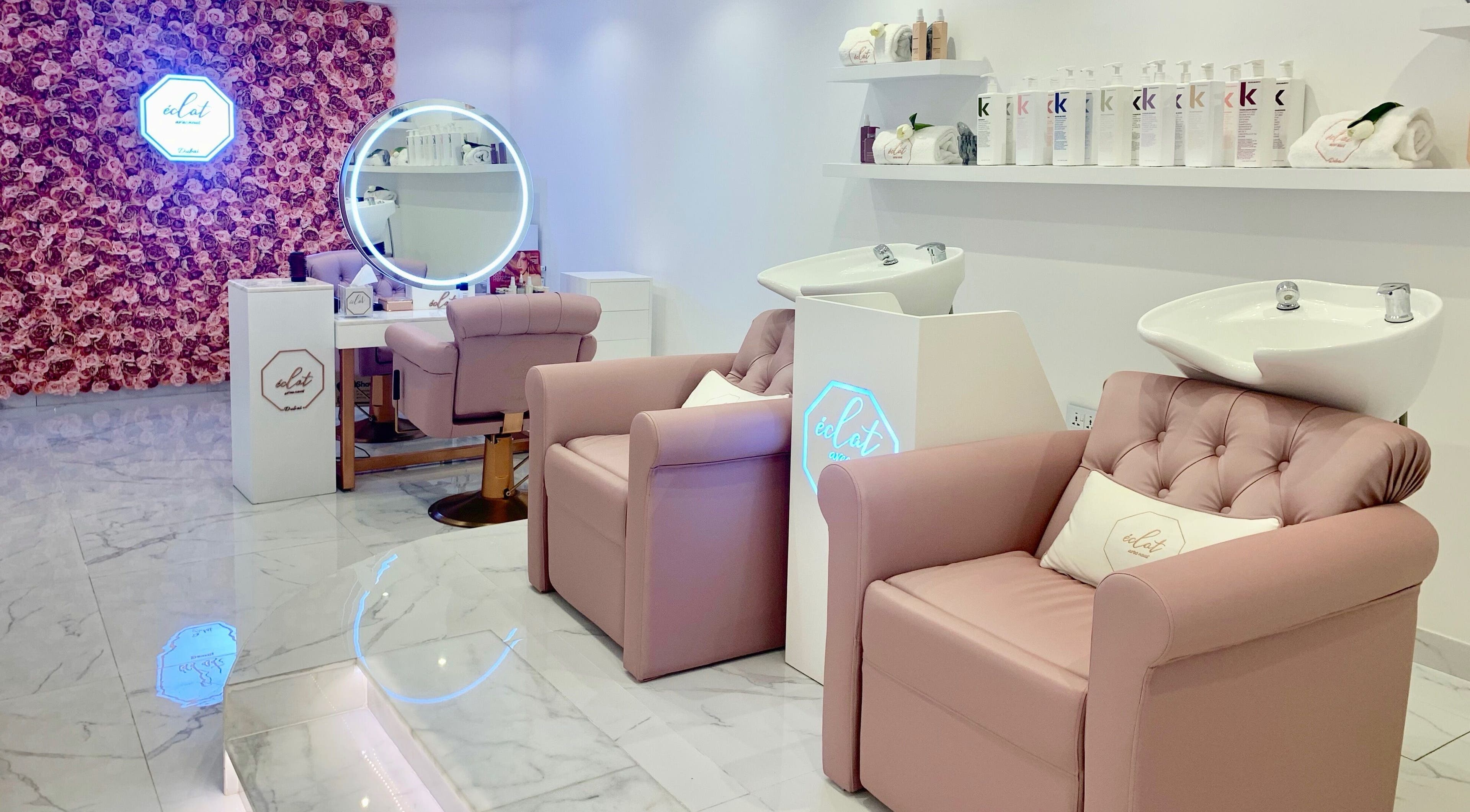 Elegant salon seating at Eclat Avec Nous Dubai, دبي, دبي, AE featuring plush pink chairs and stylish decor.