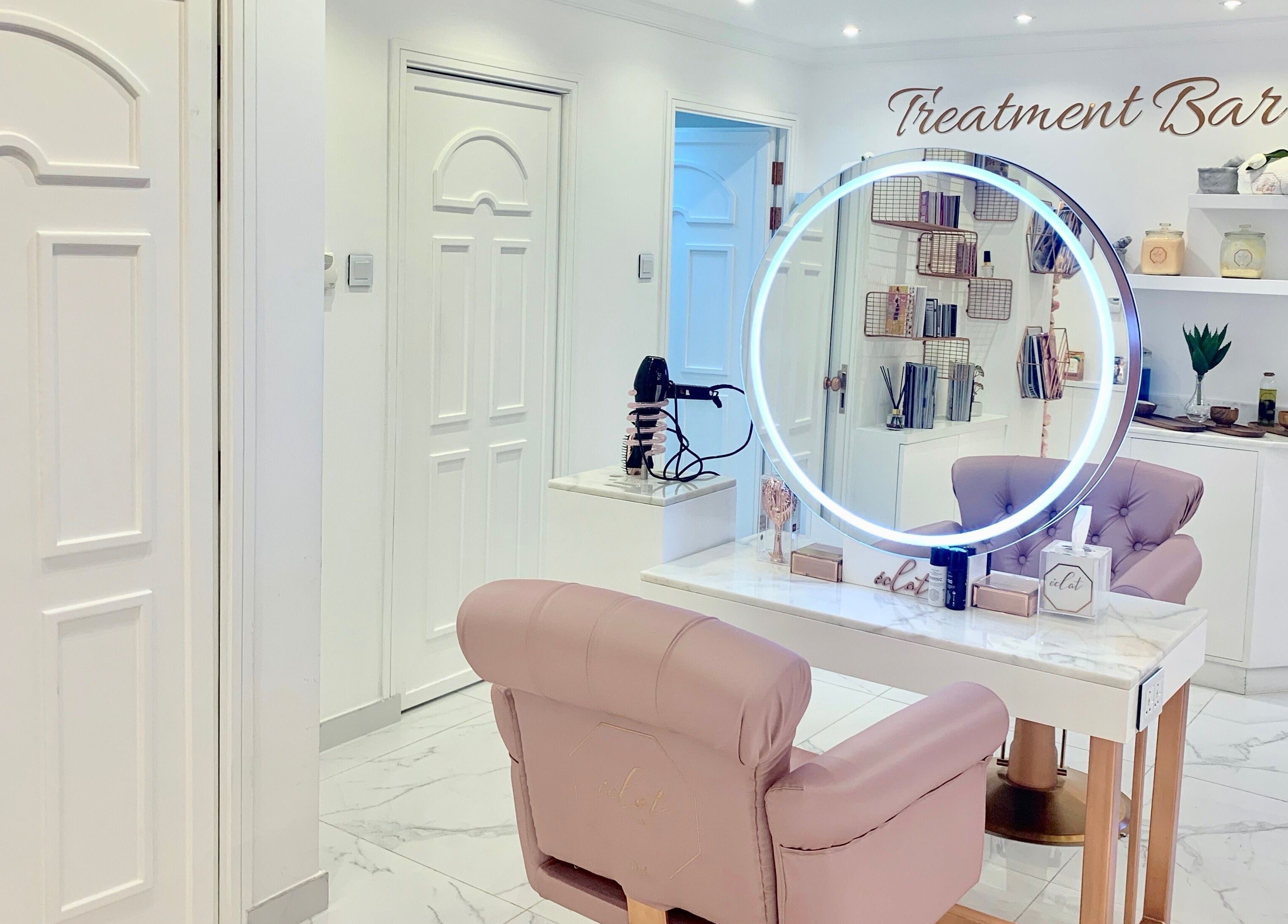 Eclat Avec Nous Dubai's chic treatment bar with plush seating in دبي, دبي, AE.