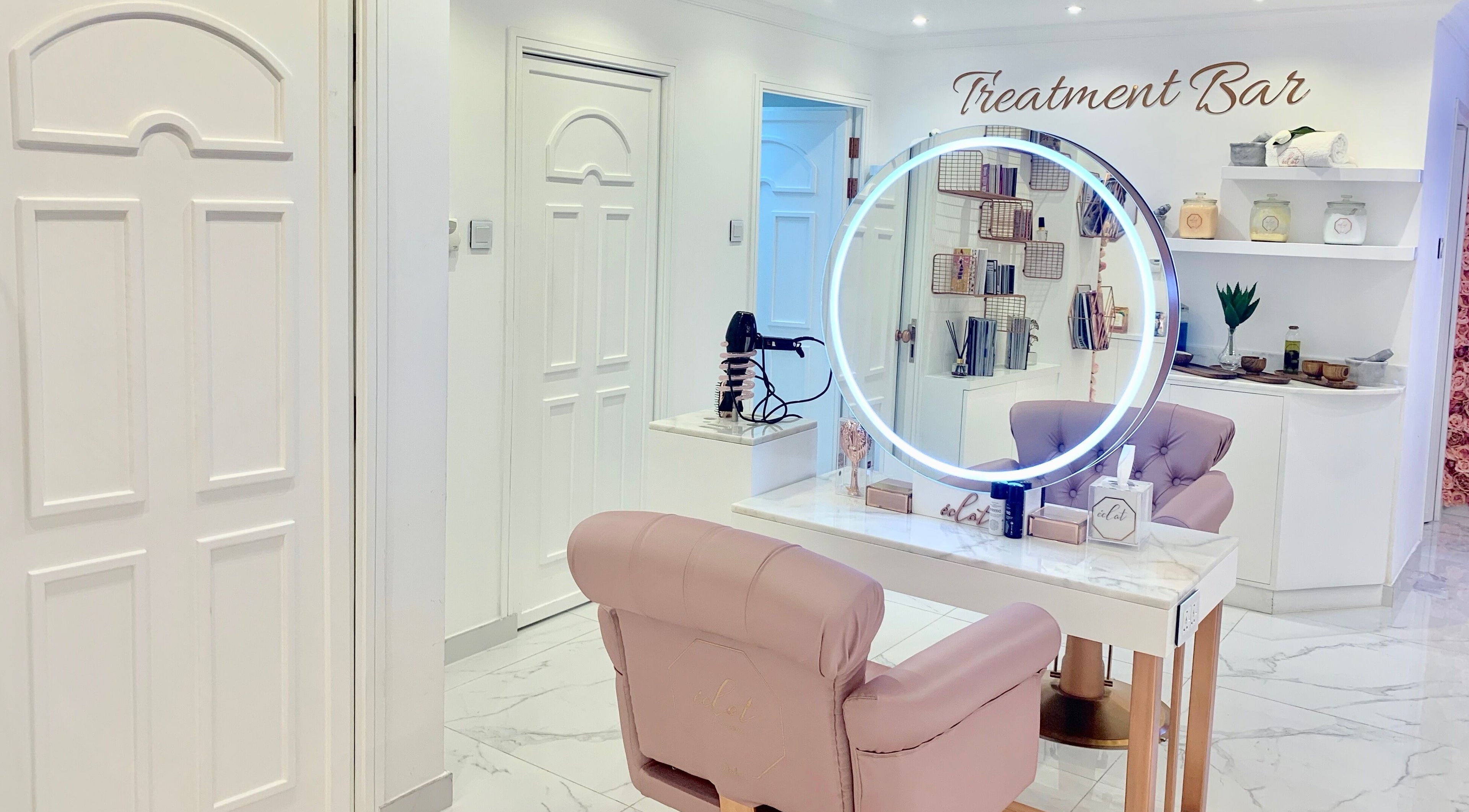 Eclat Avec Nous Dubai's chic treatment bar with plush seating in دبي, دبي, AE.