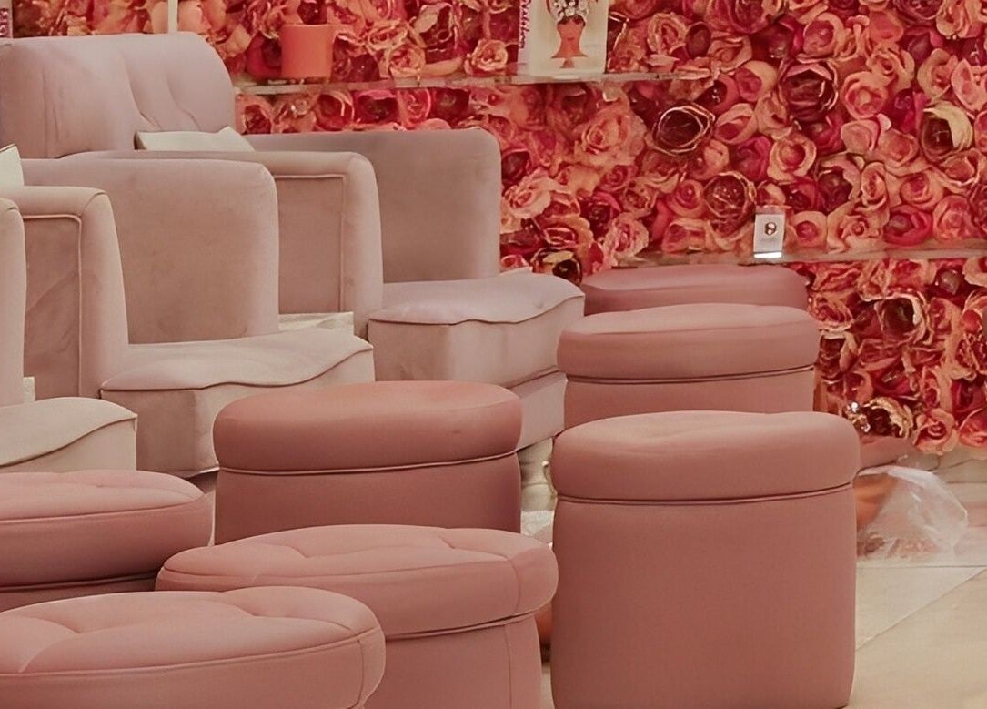 Elegant blush seating in Eclat Avec Nous Dubai, دبي, دبي, AE, offering a calming wellness experience.