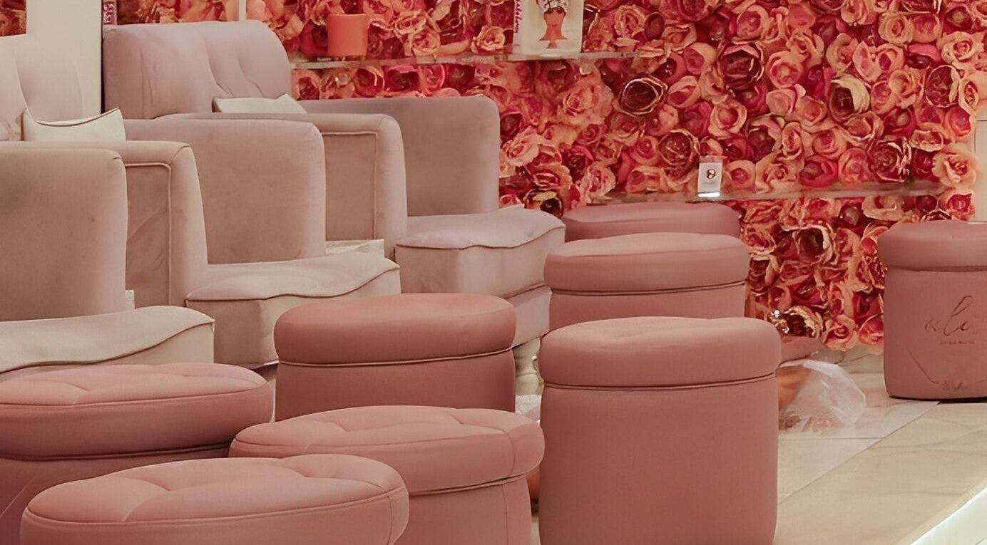 Elegant blush seating in Eclat Avec Nous Dubai, دبي, دبي, AE, offering a calming wellness experience.