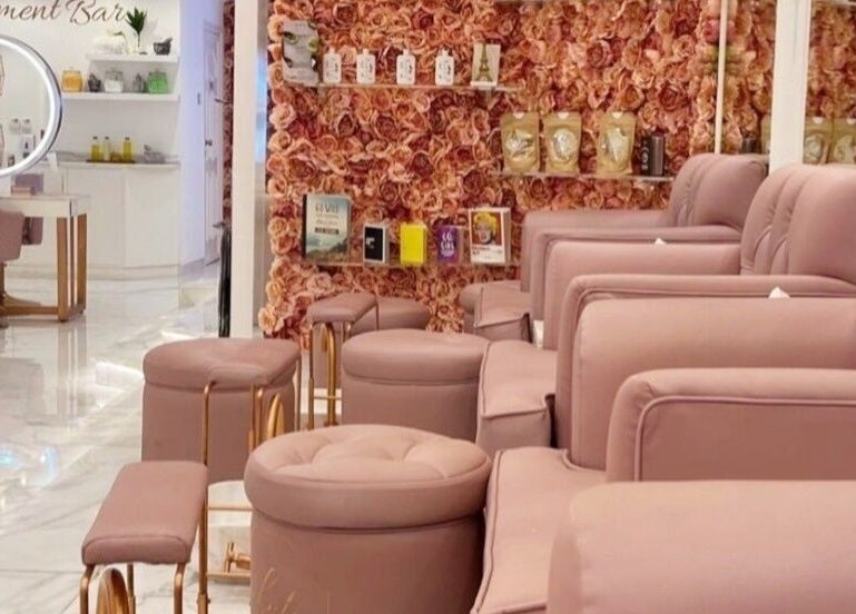 Chic and cozy lounge at Eclat Avec Nous Dubai with plush seating, دبي, دبي, AE. Perfect for relaxation.