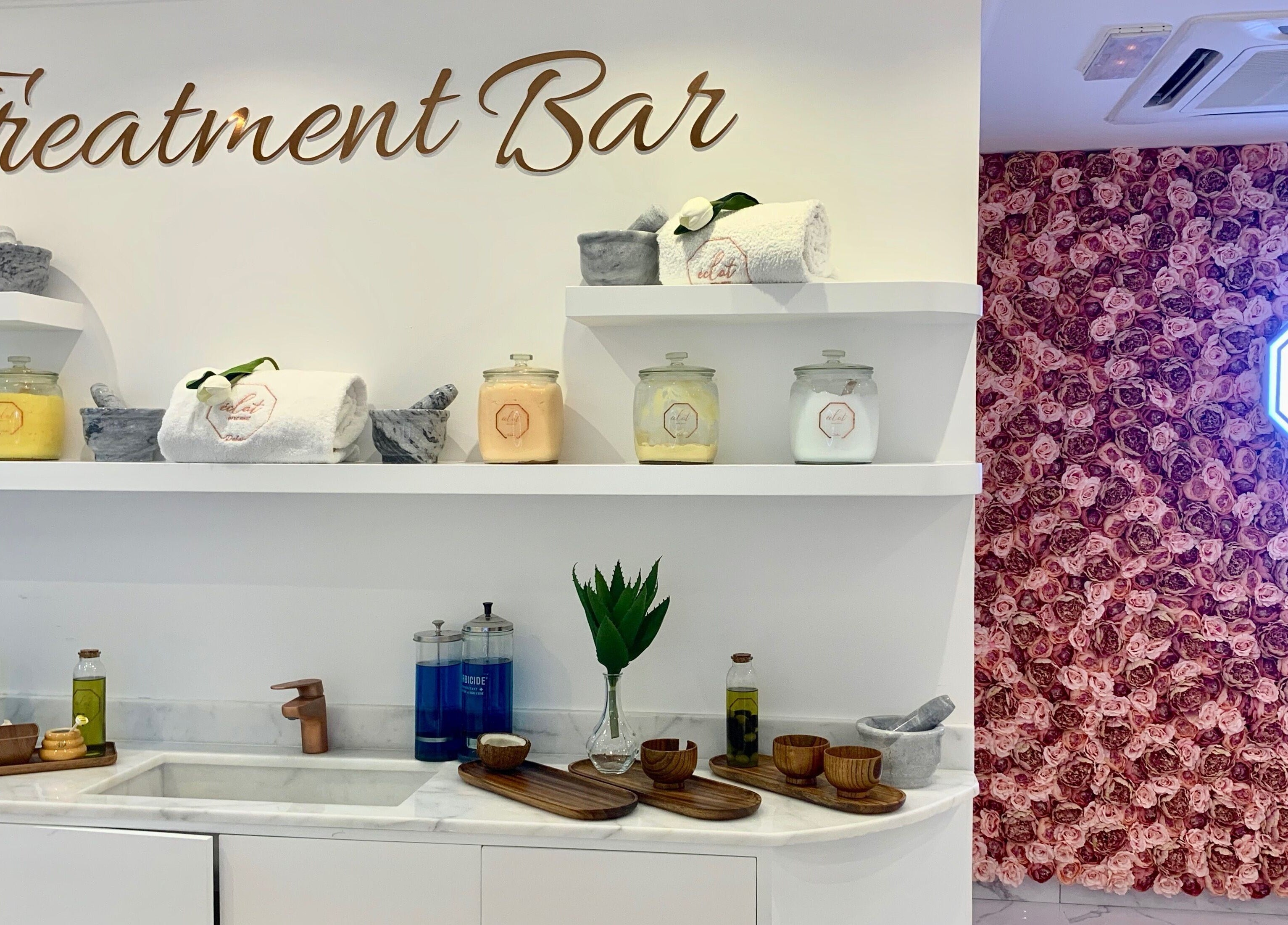 Eclat Avec Nous Dubai's elegant treatment bar showcasing spa essentials in دبي, دبي, AE.