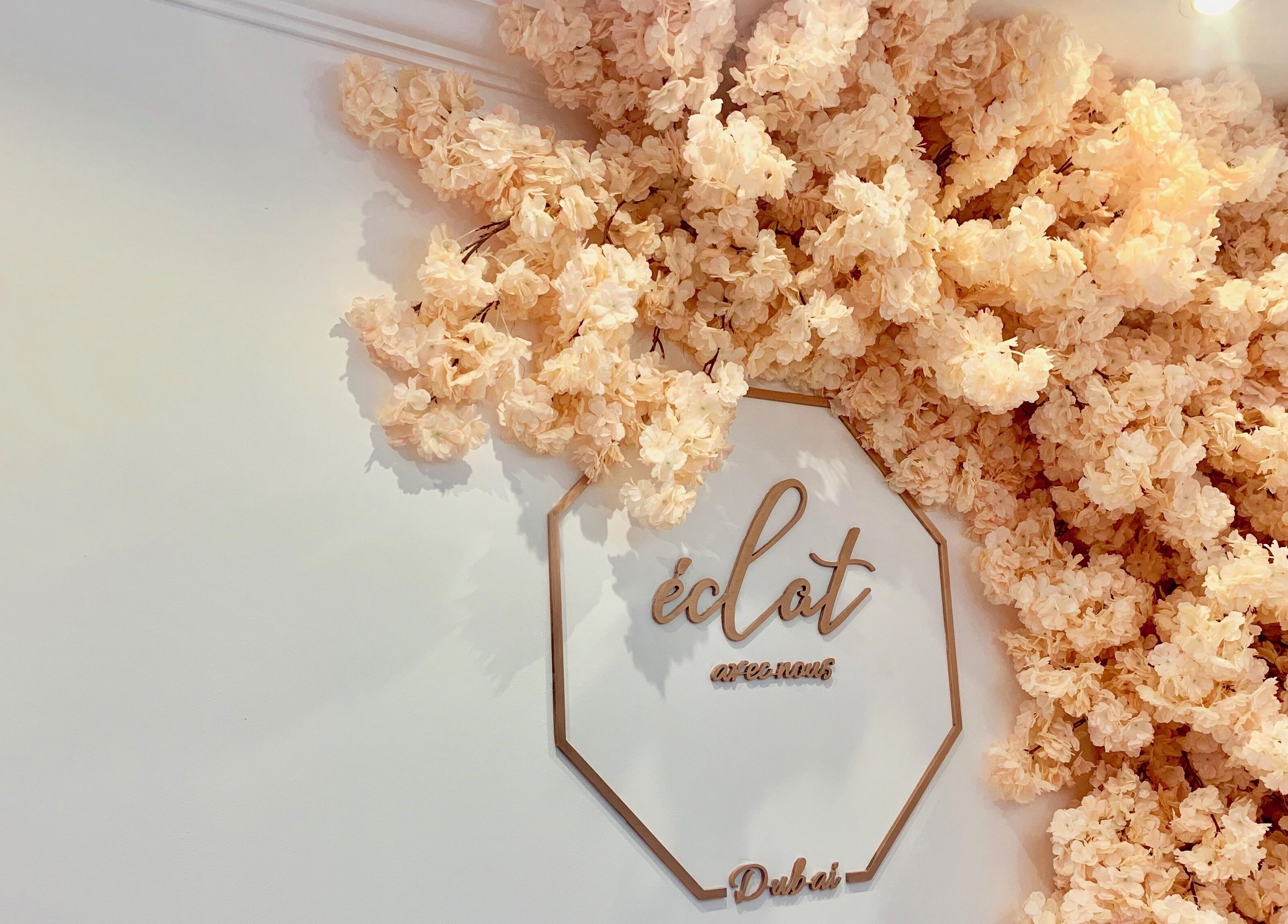 Delicate floral arrangement decorates Eclat Avec Nous Dubai wall, دبي, دبي, AE with elegance.