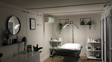 Zero Fuzz Given, Chicksands, England, GB - Relaxing beauty room setup with soothing decor and treatment bed.