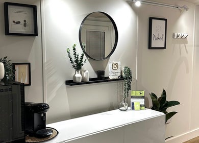 Elegant interior of Zero Fuzz Given in Chicksands, England, GB featuring modern decor and mirrors.