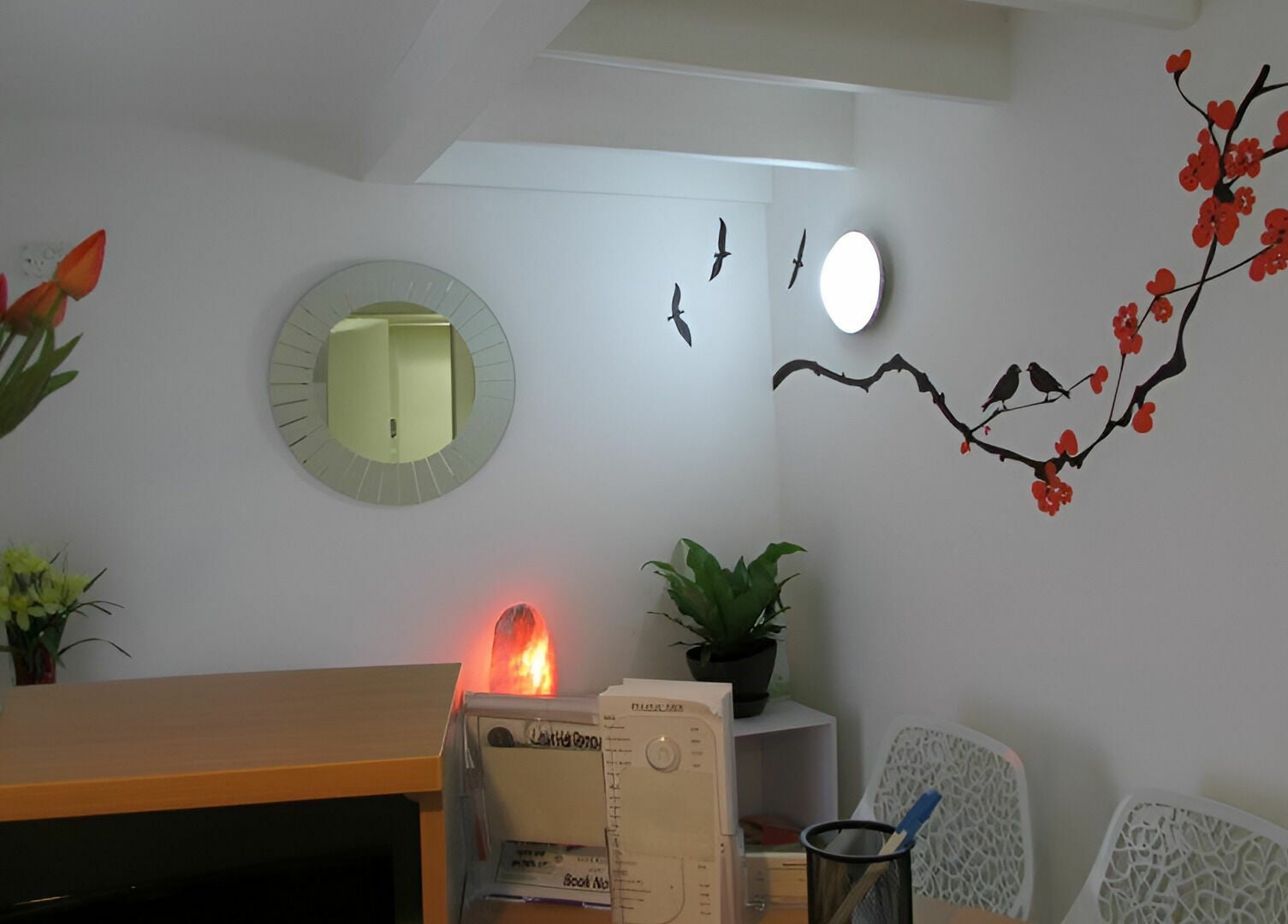 Relaxing lobby at Helios Laser Studio in Melbourne, Victoria, AU with elegant decor and vibrant wall art.