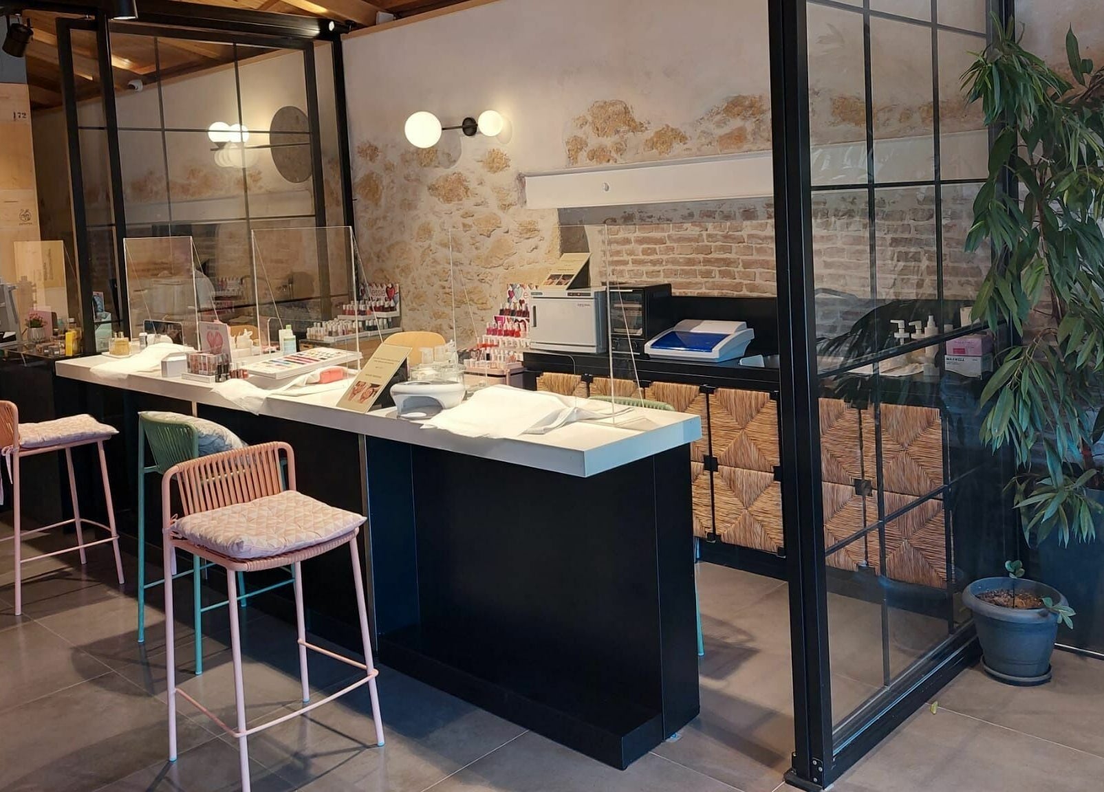 Η κομψή υποδοχή του Apotheke Spa στα Χανιά, GR με ζεστή διακόσμηση και πολυτελείς σκαμπό.