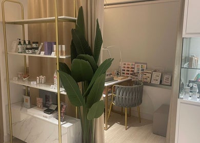 Elegant interior of Luchela Beautique (Central) on Hong Kong Island, featuring plush chair, plant, and display shelves.
