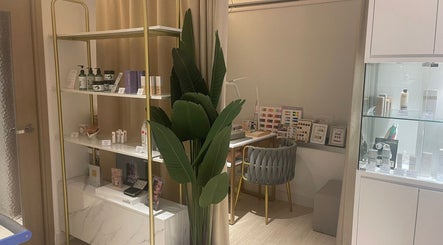 Elegant interior of Luchela Beautique (Central) on Hong Kong Island, featuring plush chair, plant, and display shelves.