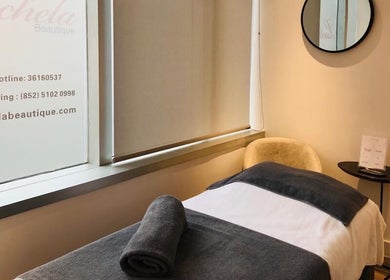 Tranquil massage room at Luchela Beautique (Central) on Hong Kong Island, HK, with cozy treatment bed.