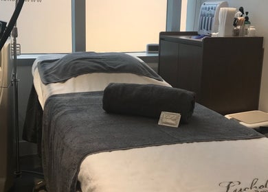 Cozy treatment room at Luchela Beautique (Central) on Hong Kong Island, featuring a massage bed and equipment.