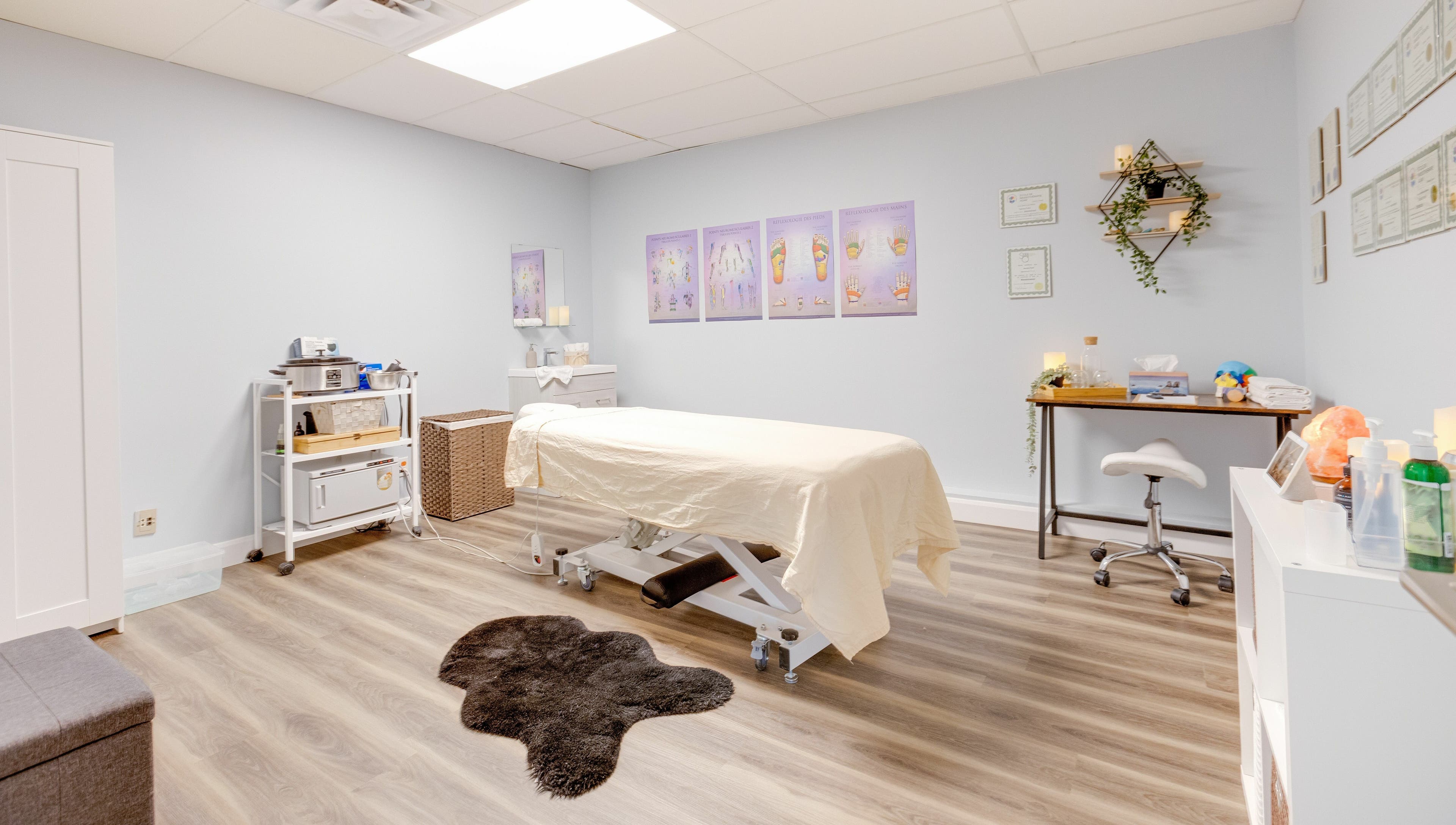 Calming treatment room at Wellness Center Massotherapie Sandra, Laval, Québec, CA, featuring a massage table.