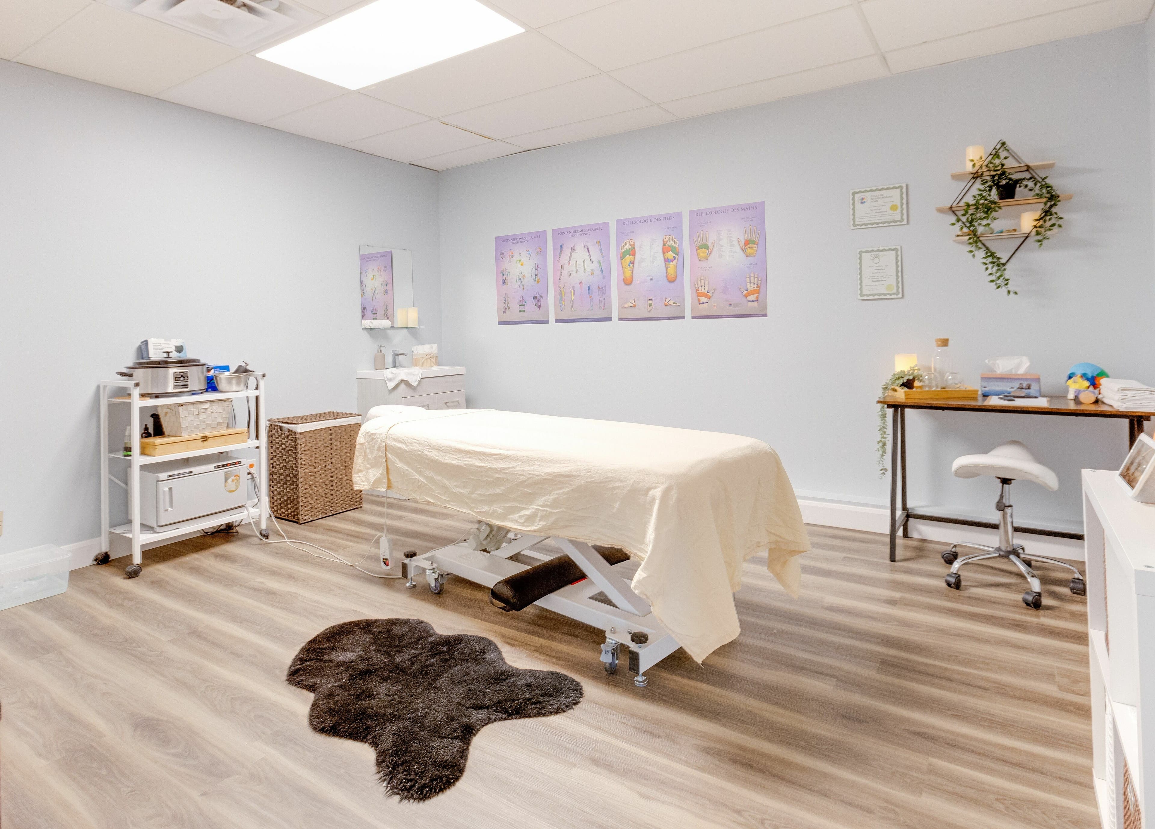 Calming treatment room at Wellness Center Massotherapie Sandra, Laval, Québec, CA, featuring a massage table.