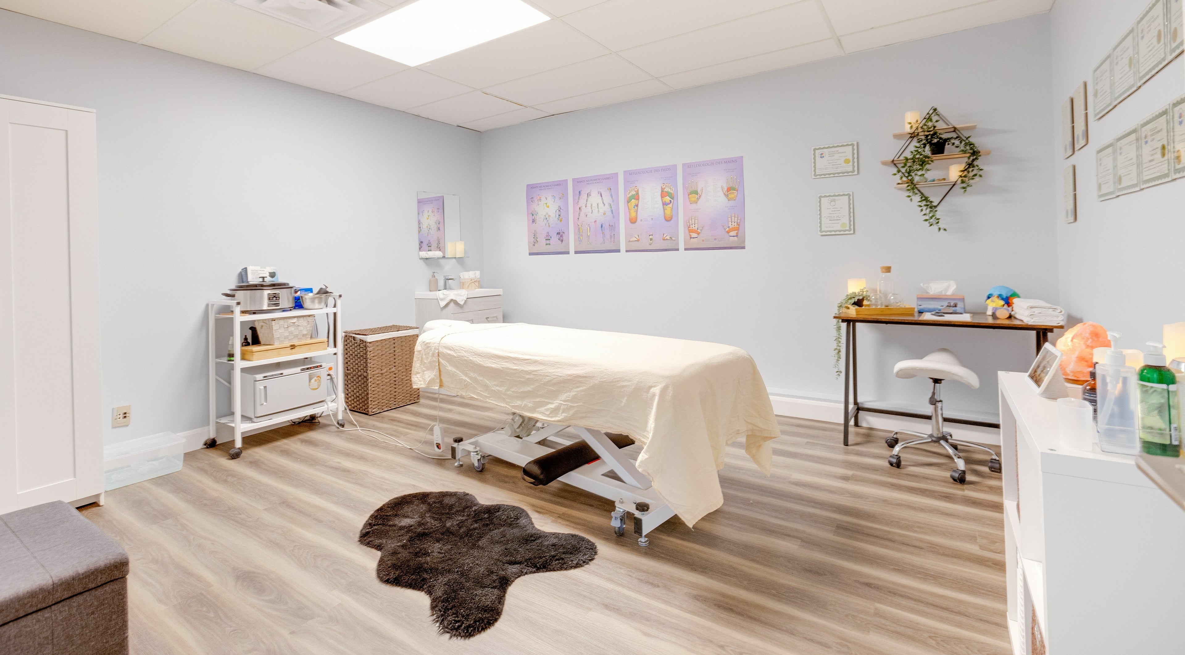 Calming treatment room at Wellness Center Massotherapie Sandra, Laval, Québec, CA, featuring a massage table.