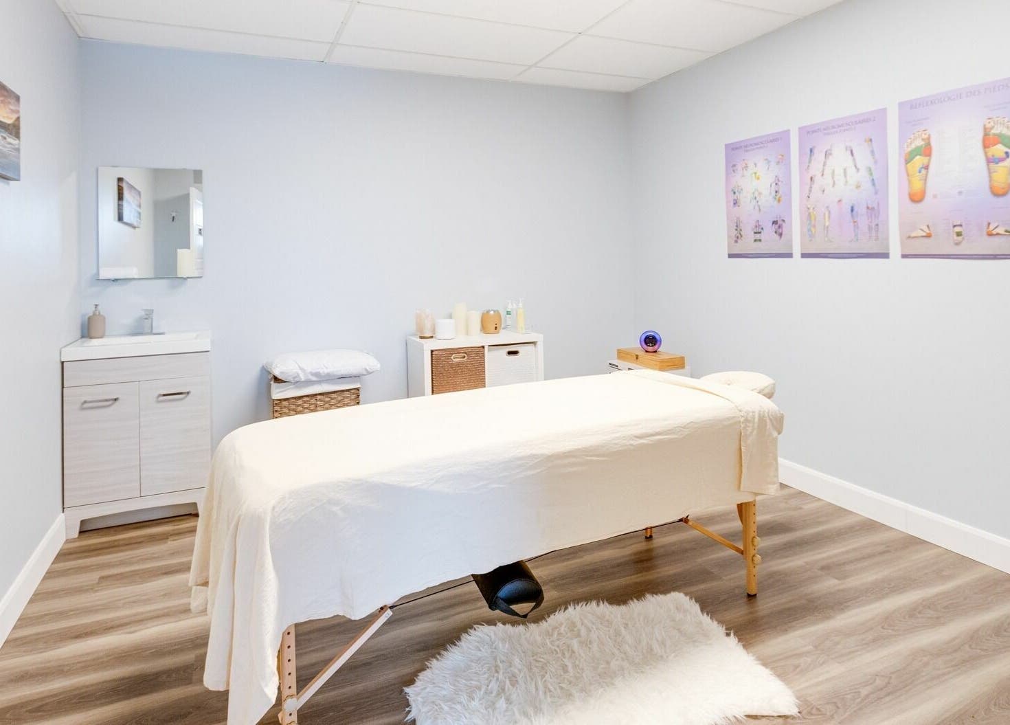 Elegant massage room at Wellness Center Massotherapie Sandra, Laval, Québec, CA, featuring serene decor and lighting.