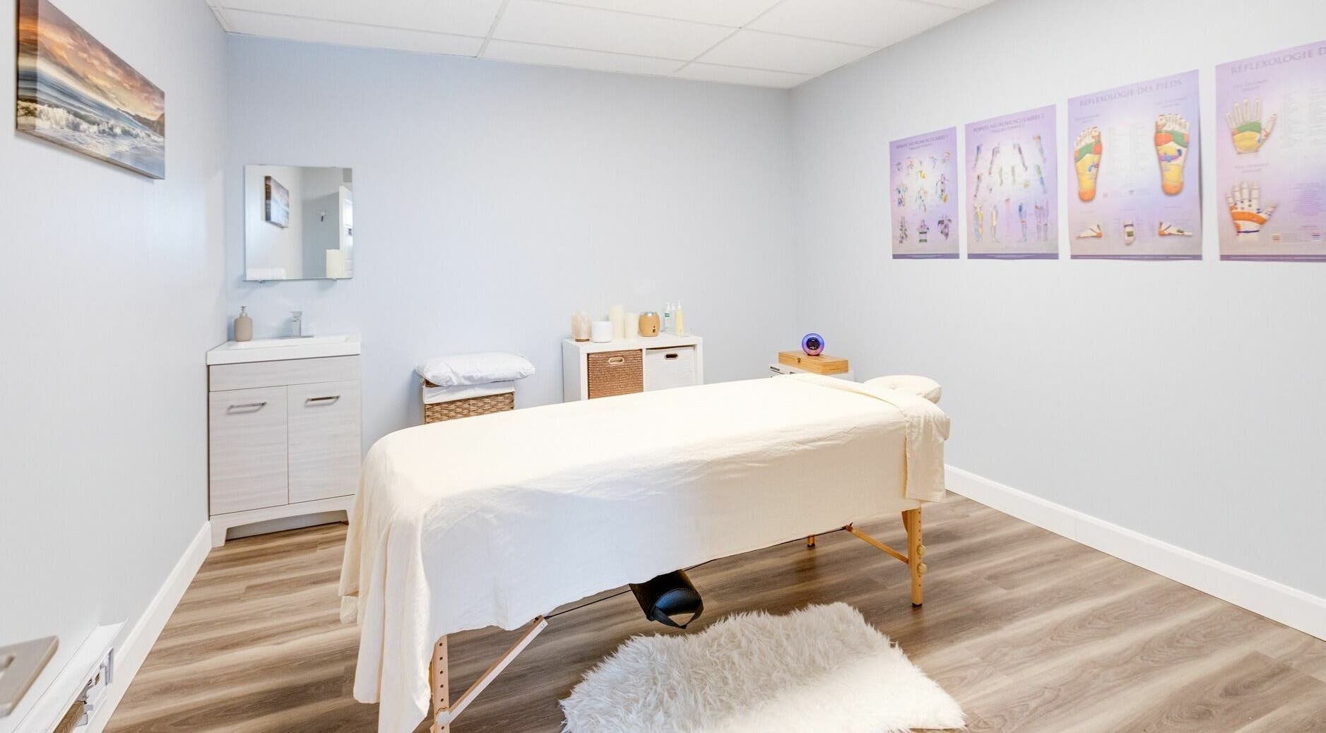 Elegant massage room at Wellness Center Massotherapie Sandra, Laval, Québec, CA, featuring serene decor and lighting.