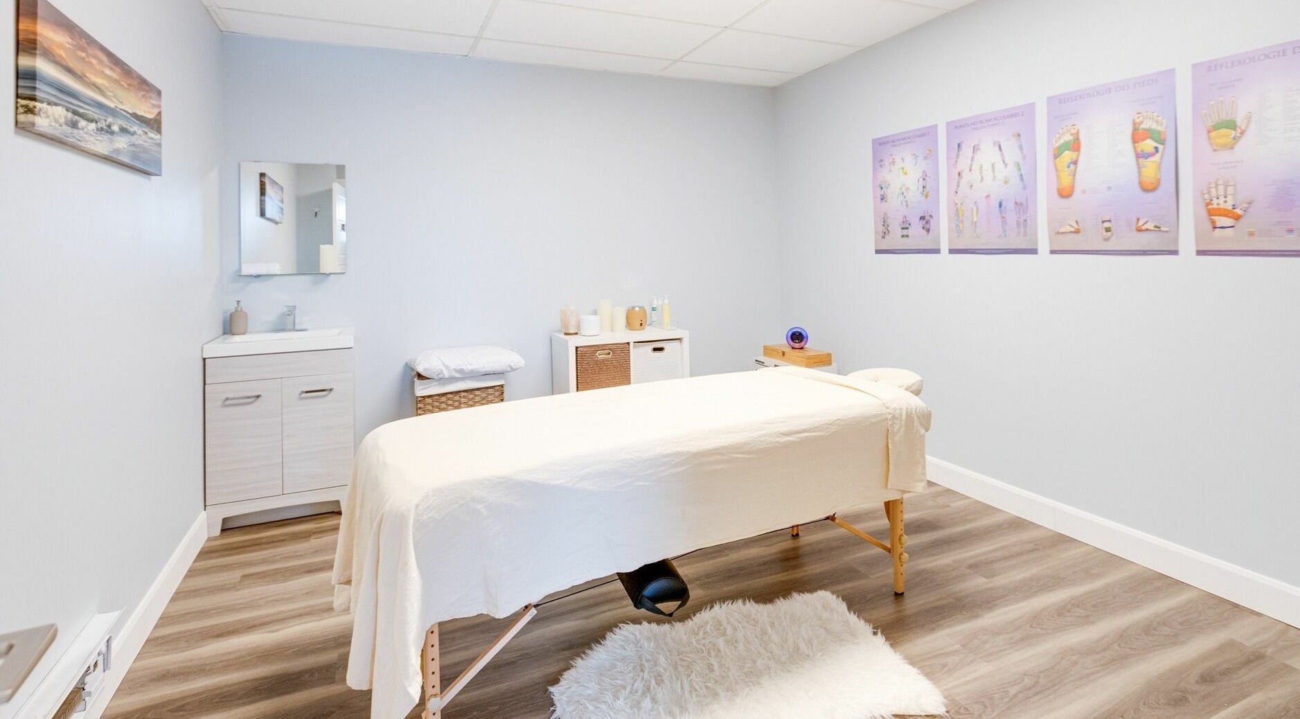 Elegant massage room at Wellness Center Massotherapie Sandra, Laval, Québec, CA, featuring serene decor and lighting.