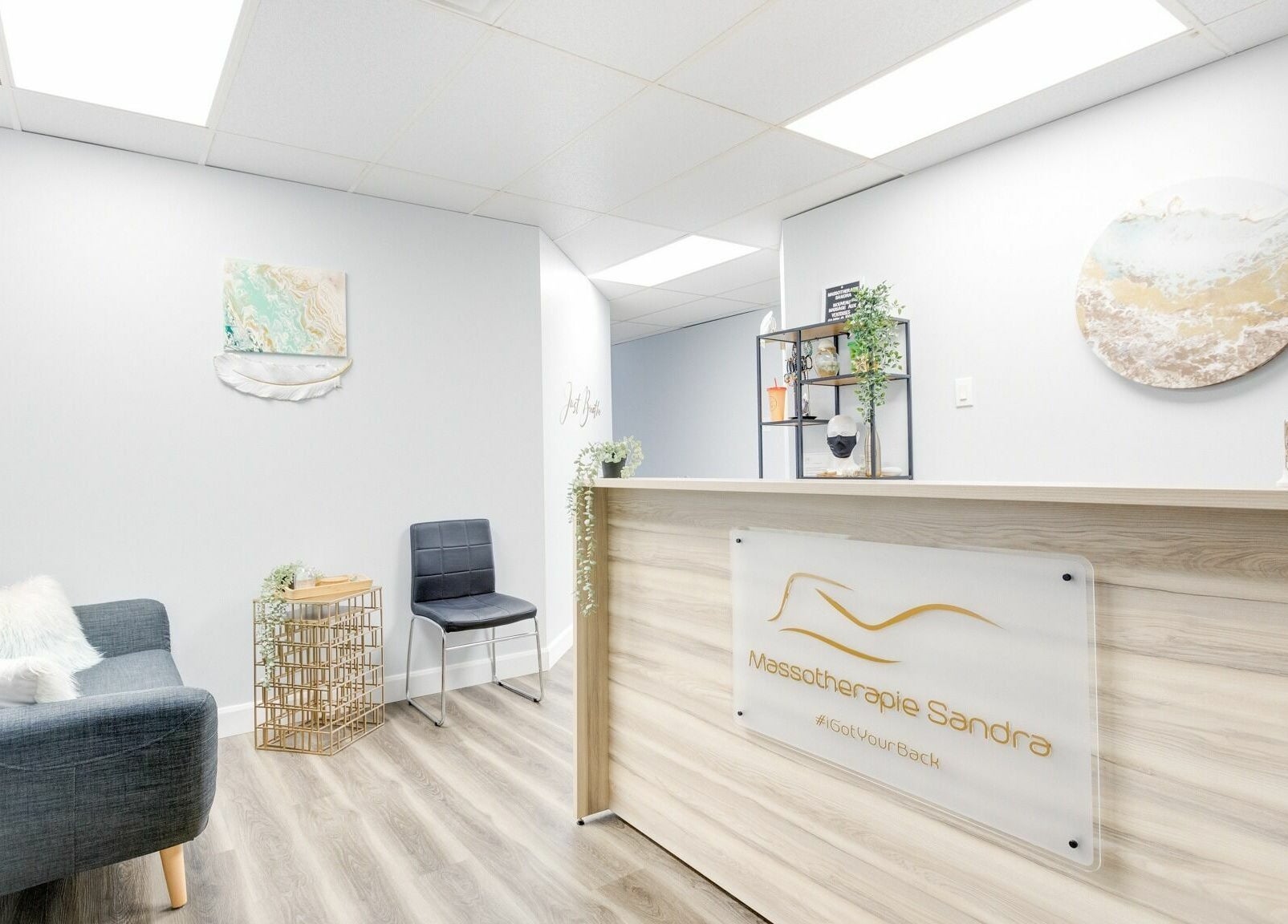 Welcoming lobby at Wellness Center Massotherapie Sandra in Laval, Québec, CA with modern decor and soothing ambiance.