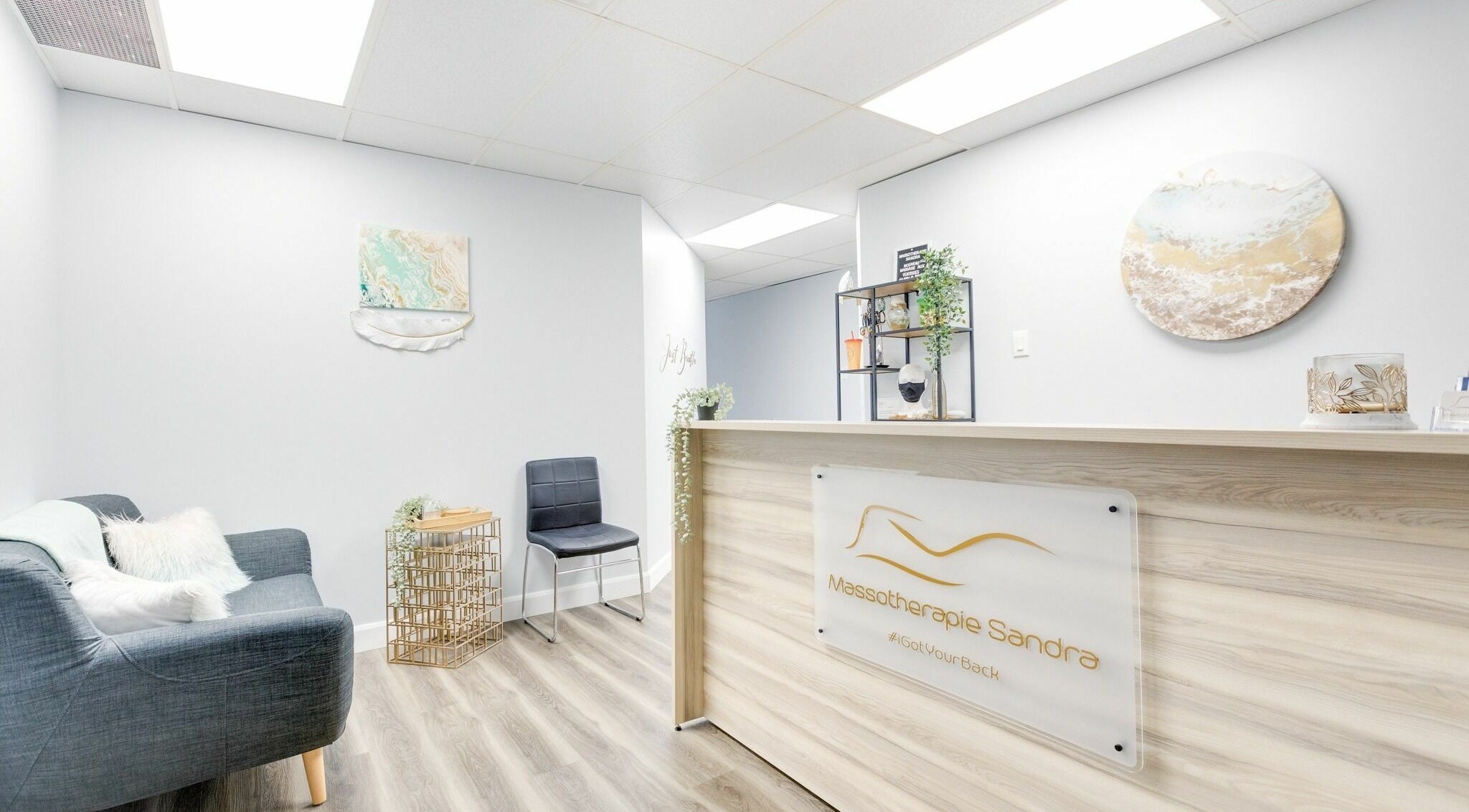 Welcoming lobby at Wellness Center Massotherapie Sandra in Laval, Québec, CA with modern decor and soothing ambiance.
